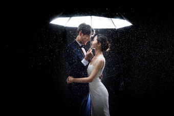 浪漫的新郎新娘两个人水珠影棚拍摄高端摄影
