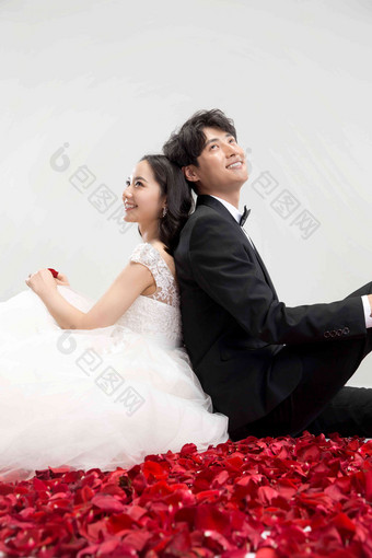 浪漫的新郎新娘结婚花瓣结婚庆典氛围素材