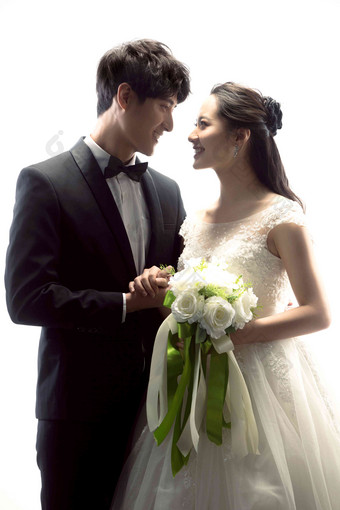 浪漫的新郎新娘快乐影棚拍摄新婚夫妇清晰素材