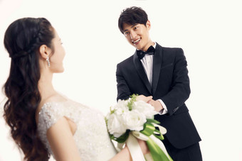 浪漫的新郎新娘幸福东亚订婚高质量摄影图