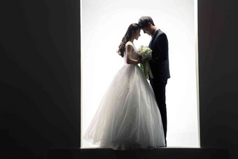 浪漫的新郎新娘礼服彩色图片关爱氛围镜头