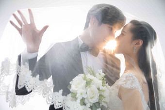浪漫的新郎新娘连接成年人25岁到29岁高清相片