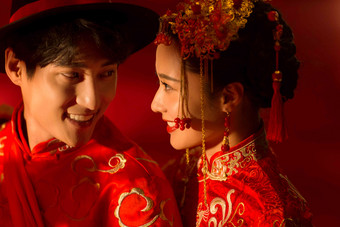 中式婚礼两个人中国文化冠状头饰写实摄影图