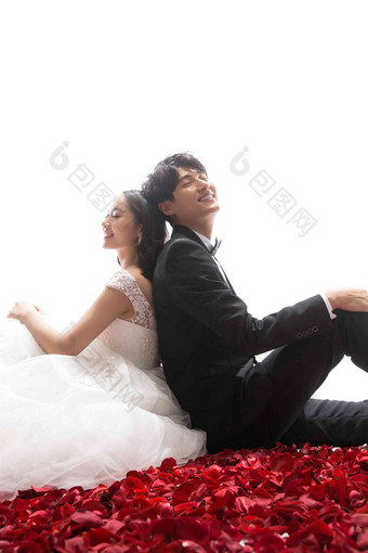 浪漫的新郎新娘幸福玫瑰花瓣青年夫妇