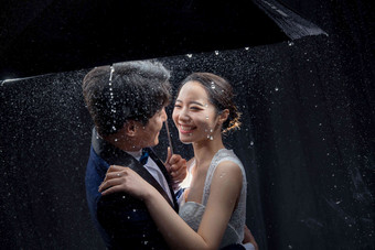 浪漫的新郎新娘中国伞无忧无虑高清摄影图