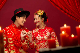 中式婚礼两个人刺绣丈夫氛围摄影
