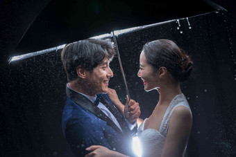 浪漫的新郎<strong>新娘中国</strong>雨侧面视角氛围素材