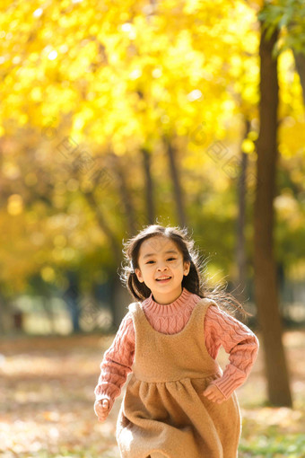 快乐女孩在户外奔跑树高端摄影图