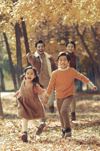 一家人温馨秋天户外摄影