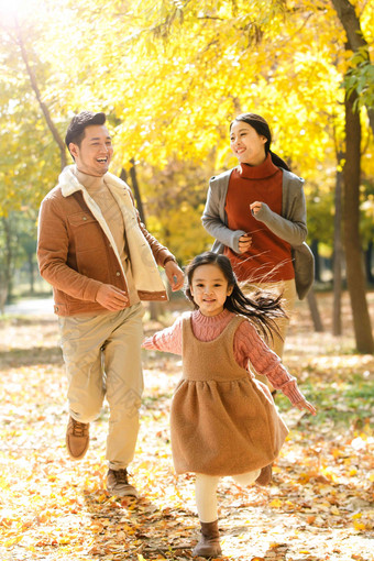 家人温馨周末活动女孩清晰图片