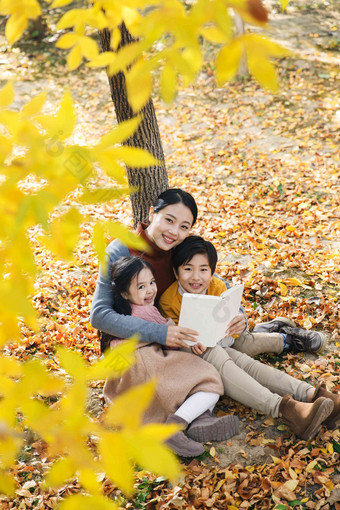 妈妈和孩子在<strong>树下看书</strong>女儿写实相片