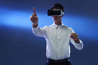 戴VR眼镜男士人工智能男商人一个人高清拍摄