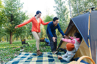 幸福家庭在户外露营玩耍氛围镜头