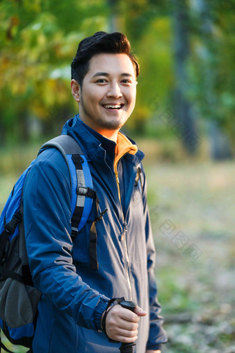 青年男人徒步旅行