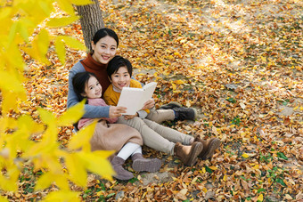 妈妈和孩子在树下看书学习清晰照片