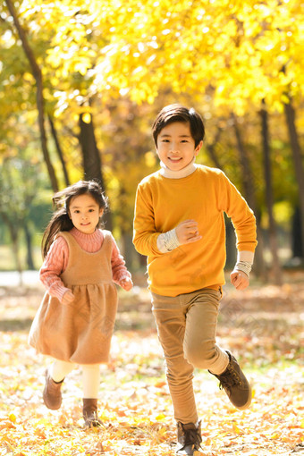 快乐儿童在户外奔跑温馨高端场景