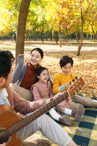 幸福家庭在户外玩耍