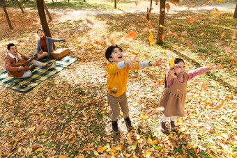 一家人休闲秋天氛围拍摄