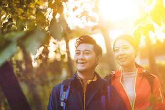 青年伴侣徒步旅行