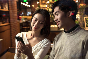 幸福的年轻伴侣使用手机