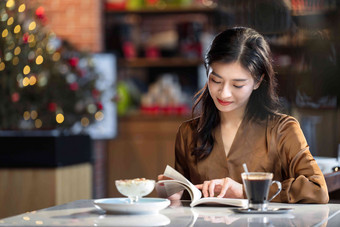 咖啡馆内在看书的青年女人亚洲人照片