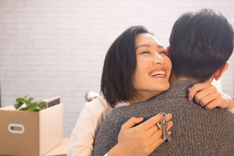 年轻夫妇拥抱家庭中国快乐拍摄