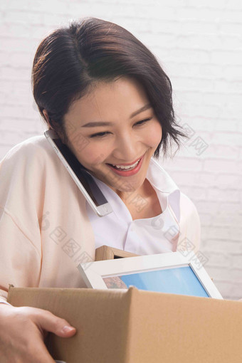 青年女人打电话亚洲场景