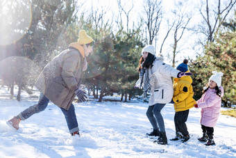 快乐的<strong>一家人</strong>在雪地里做游戏<strong>女儿</strong>高质量素材