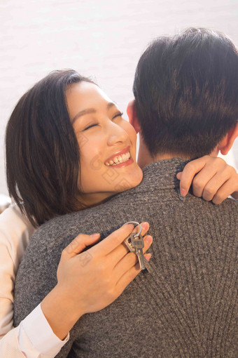 年轻夫妇拥抱家庭中国家庭生活<strong>高清图片</strong>