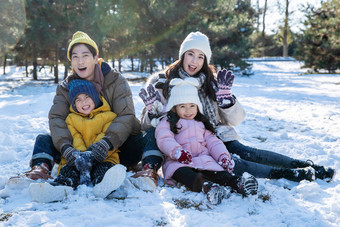 快乐的一家人坐在雪地上母亲高清摄影图