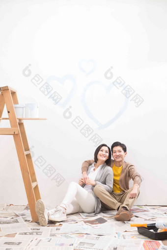 年轻夫妇装修房子