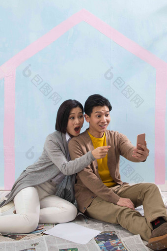 年轻夫妇用手机拍照