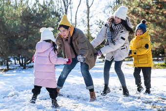 快乐的一家人在雪地里做游戏