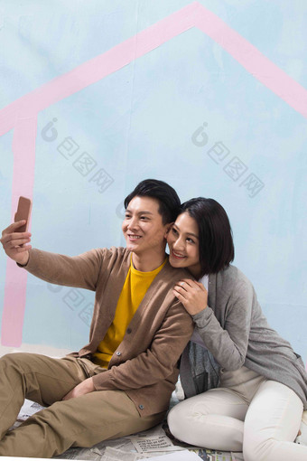 年轻夫妇用手机拍照