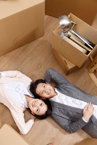 年轻夫妇躺在地板上