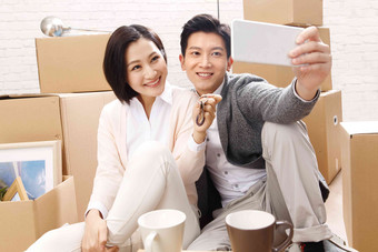 年轻夫妇拍照网络直播家庭纸箱中国人