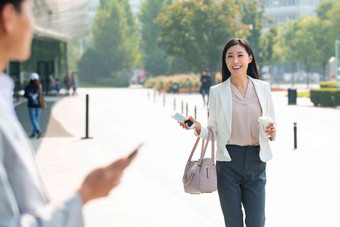 走在路上的青年商务人士青年女人高清照片