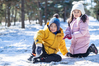 快乐儿童在<strong>雪地</strong>上玩耍<strong>雪地</strong>氛围图片