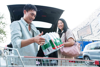 中年夫妇往汽车里搬运物品中国文化高清摄影图