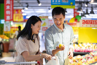中年夫妇在超市挑选水果丰富高清素材