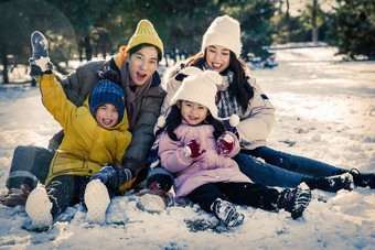 快乐的一家人坐在雪地上男人高质量素材