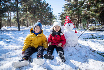 快乐儿童和雪人无忧无虑高端图片