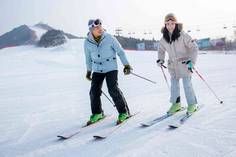 快乐的青年伴侣在滑雪场滑雪男人高端摄影