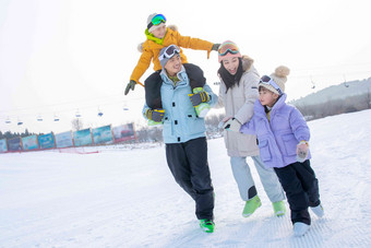 滑雪场上步行的一家四口