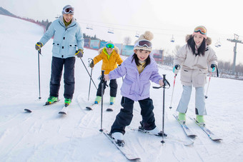 滑雪场内滑雪的一家四口儿童高质量场景