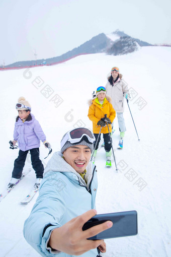 滑雪场上用手机自拍的一家四口温馨清晰镜头