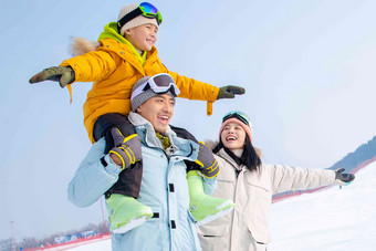 滑雪场上快乐的一家三口青年人氛围素材