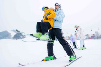 滑雪场内边滑雪边嬉戏的一家四口冬天清晰拍摄