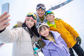 滑雪场上一家四口搂在一起自拍笑氛围镜头