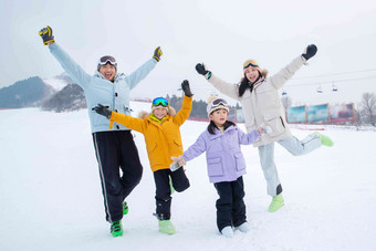 快乐家庭在雪地上嬉戏